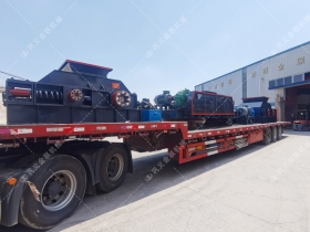 1200*1200雙齒輥破碎機(jī)，兩臺900*900軌道移動(dòng)雙齒輥破碎機(jī)發(fā)往云南