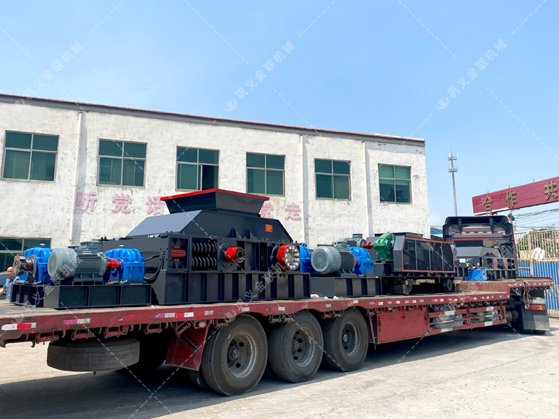 1200*1200雙齒輥破碎機(jī)，兩臺900*900軌道移動雙齒輥破碎機(jī)發(fā)往云南